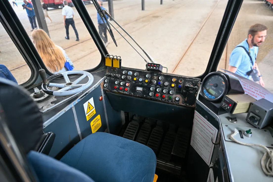 Prezentacja czterech tramwajów, które zostały wypożyczone z innych miast i będą jeździć w ramach jubileuszowej lini muzealnej