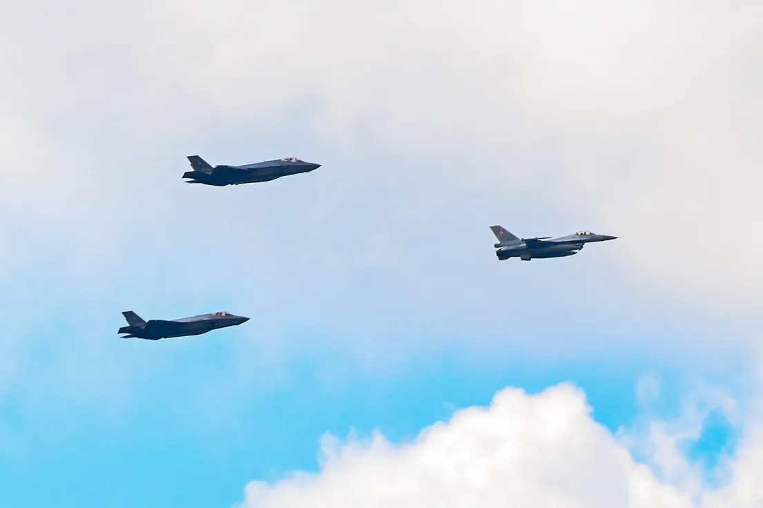 Przelot nowych myśliwców F-35 w eskorcie  F-16 nad Krakowem