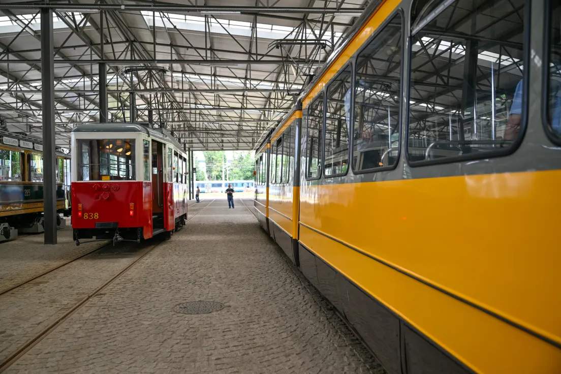 Prezentacja czterech tramwajów, które zostały wypożyczone z innych miast i będą jeździć w ramach jubileuszowej lini muzealnej