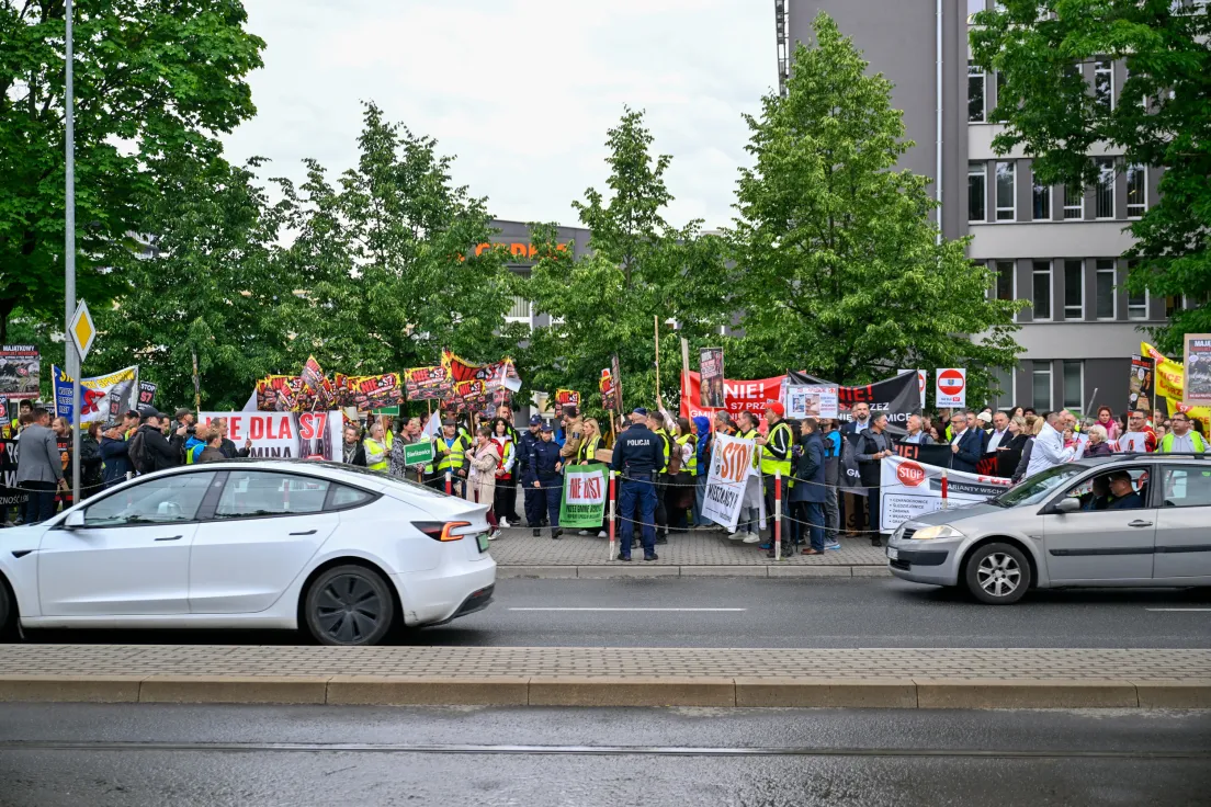 Protest mieszkańców przeciwko planowanej budowie trasy S7