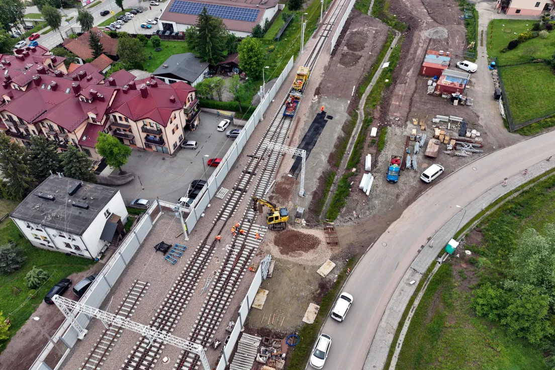 Układanie torów przy stacji Limanowa