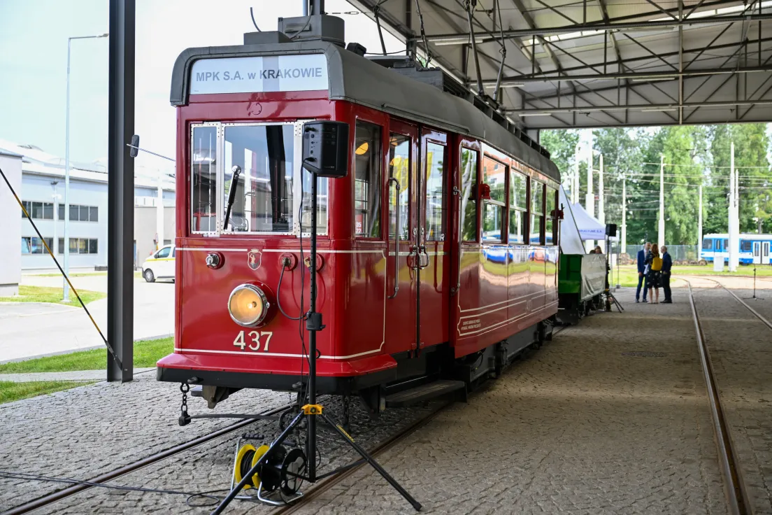 Prezentacja czterech tramwajów, które zostały wypożyczone z innych miast i będą jeździć w ramach jubileuszowej lini muzealnej