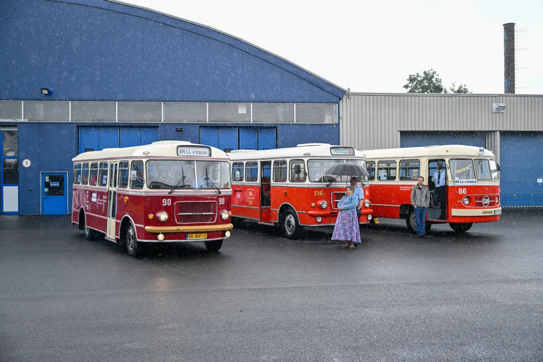 Prezentacja wyremontowanego zabytkowego autobusu SAN H100B