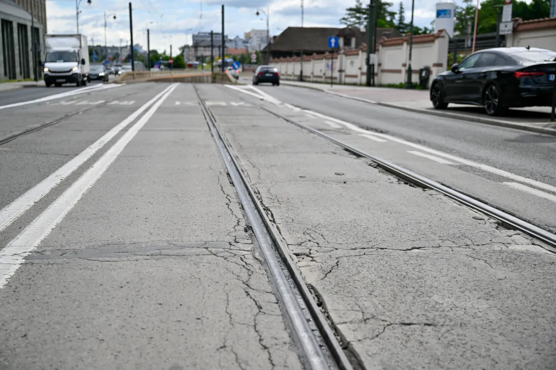 Zniszczone torowisko na ul. Lubicz
