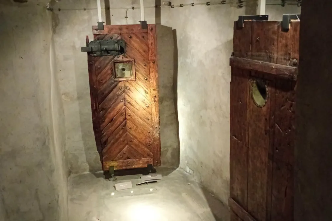 zabytkowe drzwi do cel zlokalizowanych w piwnicach obecnego Muzeum Archeologicznego