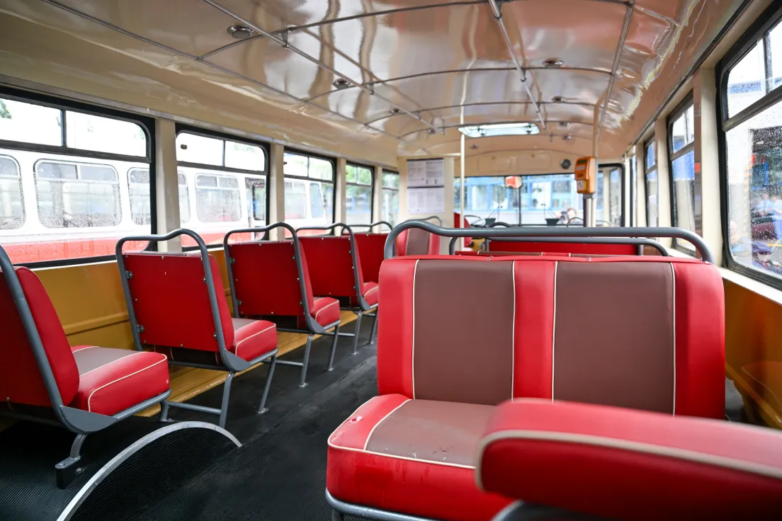 Prezentacja wyremontowanego zabytkowego autobusu SAN H100B