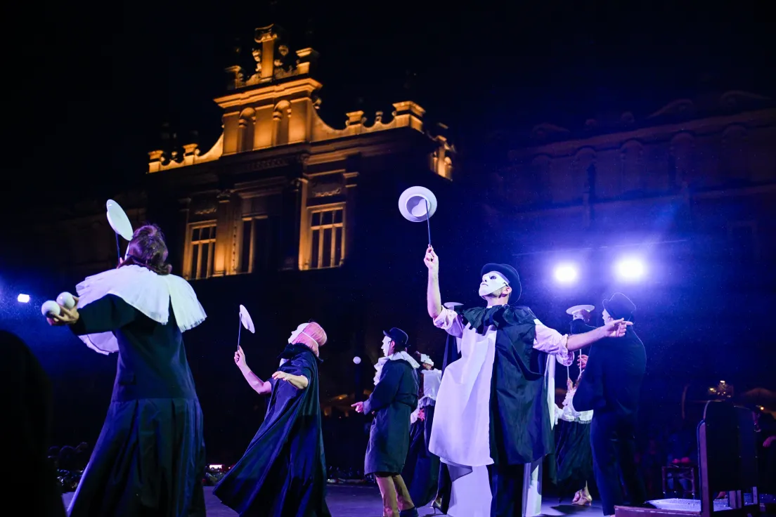 Teatry uliczne na Rynku Głównym w ramach 39. festiwalu La Strada