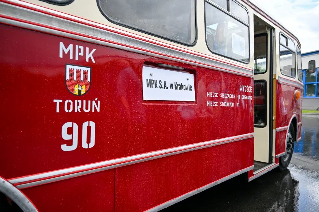 Prezentacja wyremontowanego zabytkowego autobusu SAN H100B