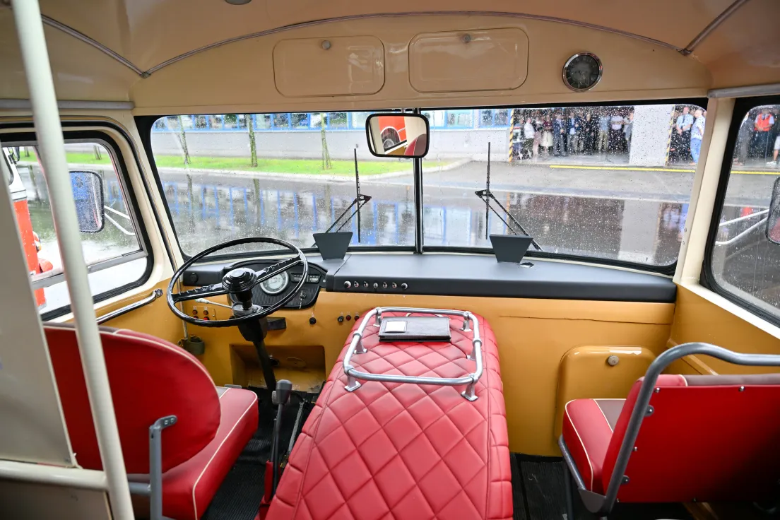 Prezentacja wyremontowanego zabytkowego autobusu SAN H100B