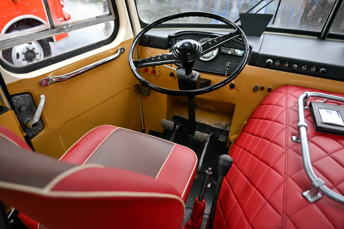 Prezentacja wyremontowanego zabytkowego autobusu SAN H100B