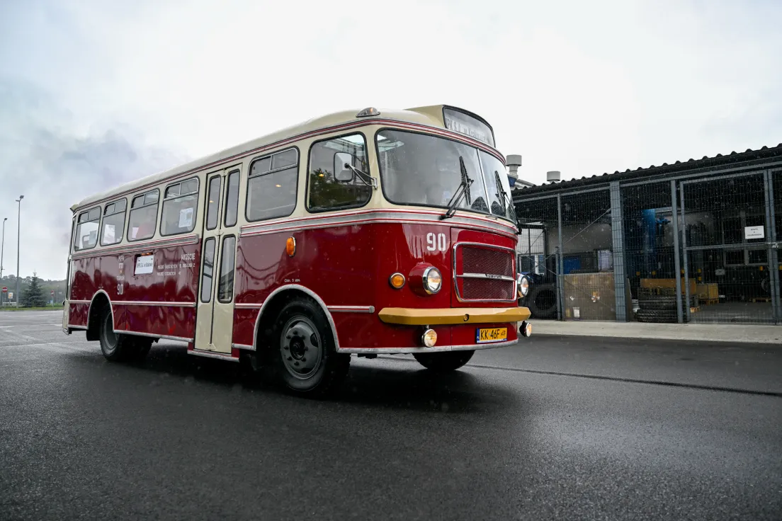 Prezentacja wyremontowanego zabytkowego autobusu SAN H100B