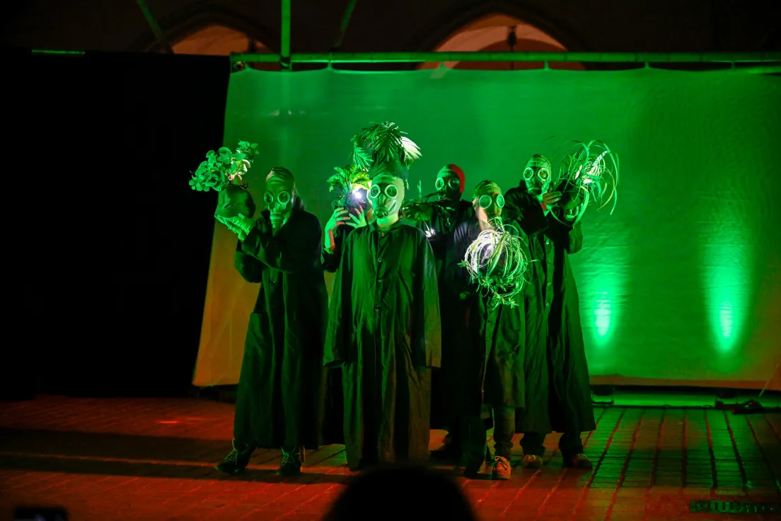 Teatry uliczne na Rynku Głównym w ramach 39. festiwalu La Strada