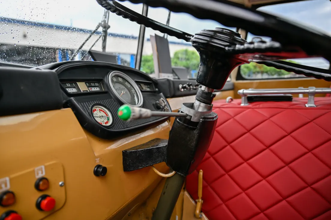 Prezentacja wyremontowanego zabytkowego autobusu SAN H100B
