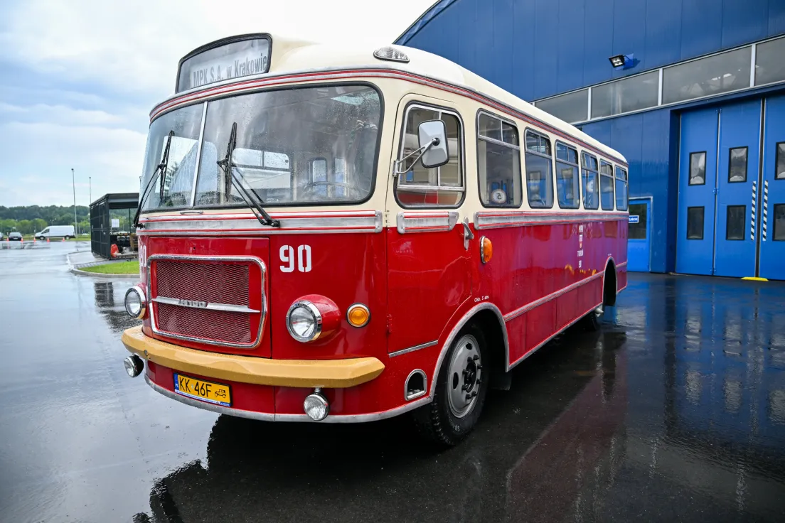 Prezentacja wyremontowanego zabytkowego autobusu SAN H100B
