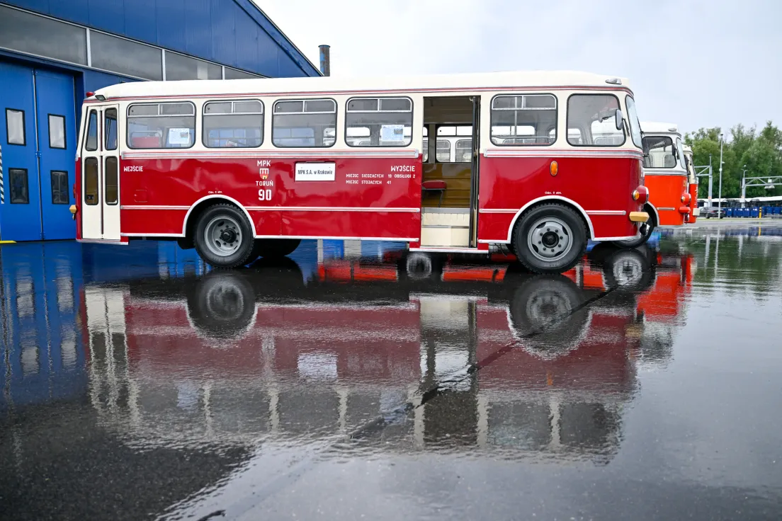 Prezentacja wyremontowanego zabytkowego autobusu SAN H100B