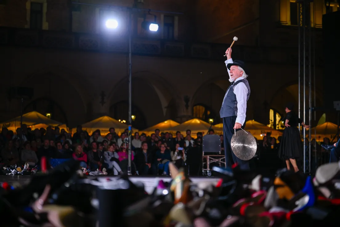 Teatry uliczne na Rynku Głównym w ramach 39. festiwalu La Strada