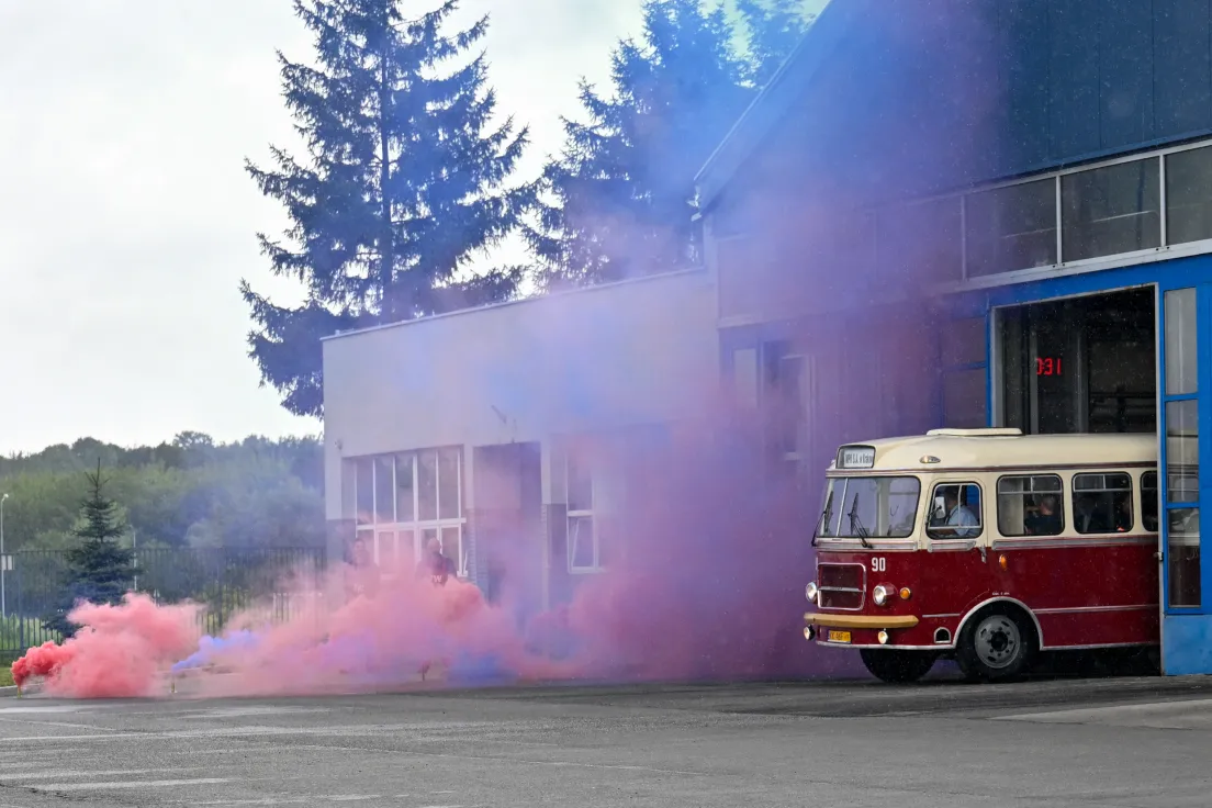 Prezentacja wyremontowanego zabytkowego autobusu SAN H100B