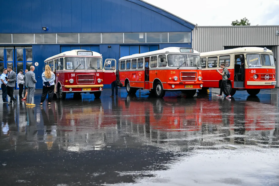 Prezentacja wyremontowanego zabytkowego autobusu SAN H100B