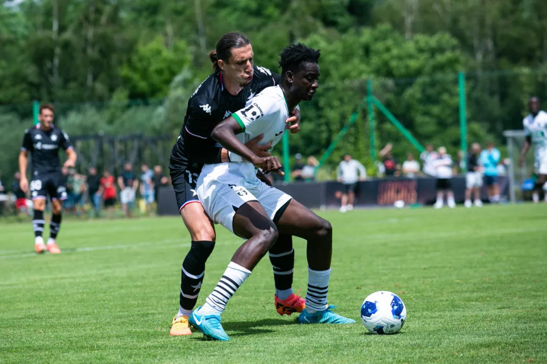 Maxence Maisonneuve (z lewej) walczy z rywalem