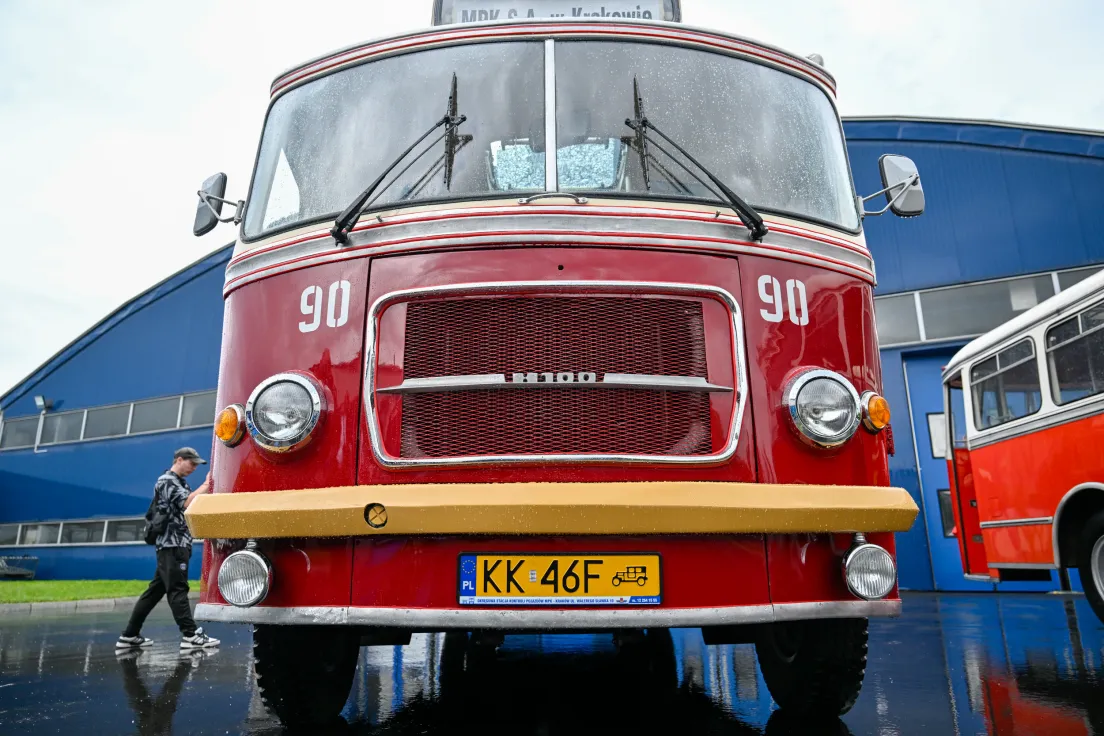 Prezentacja wyremontowanego zabytkowego autobusu SAN H100B