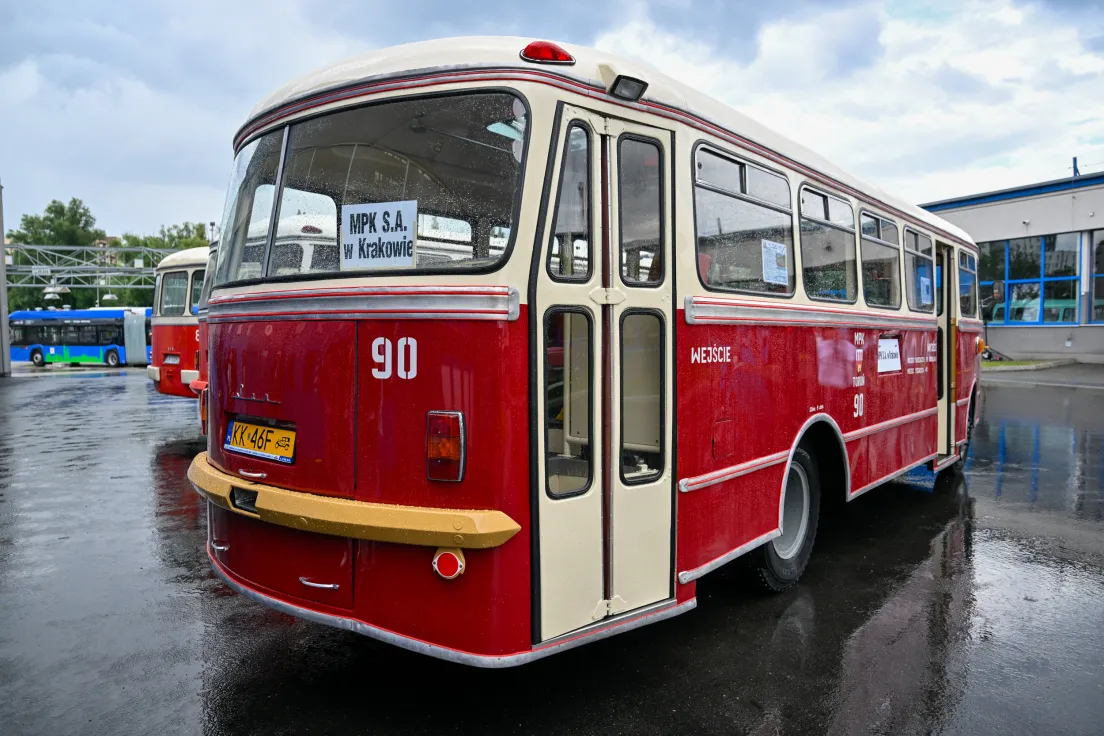 Prezentacja wyremontowanego zabytkowego autobusu SAN H100B