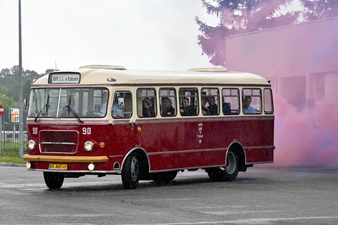 Prezentacja wyremontowanego zabytkowego autobusu SAN H100B