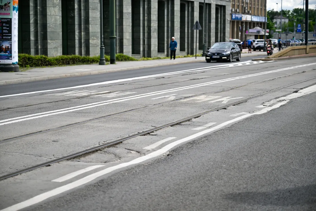 Zniszczone torowisko na ul. Lubicz
