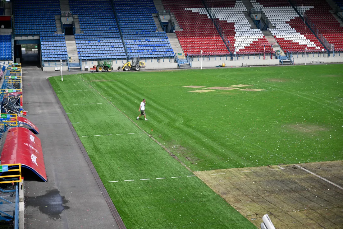 Murawa na stadionie Wisły po koncercie sanah i przed wymianą 