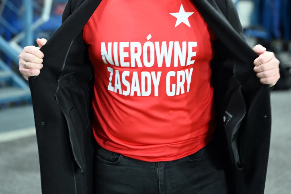 Koszulka z napisem „nierówne zasady gry”