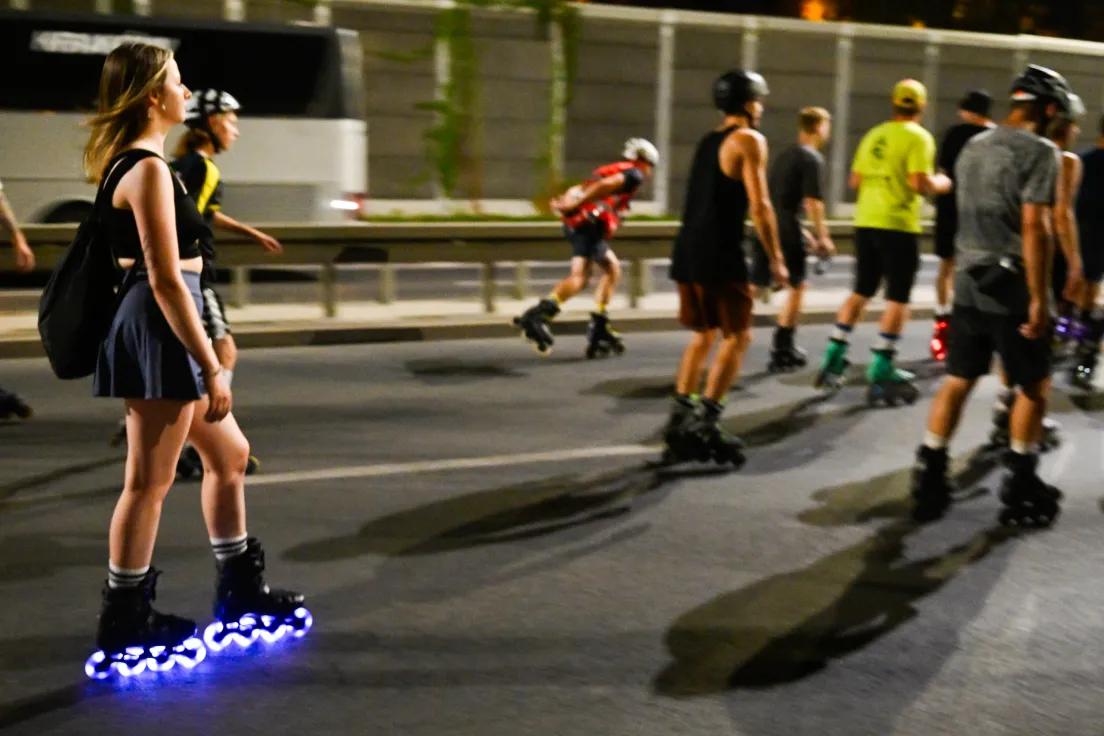 Przejazd nocny ulicami miasta na rolkach