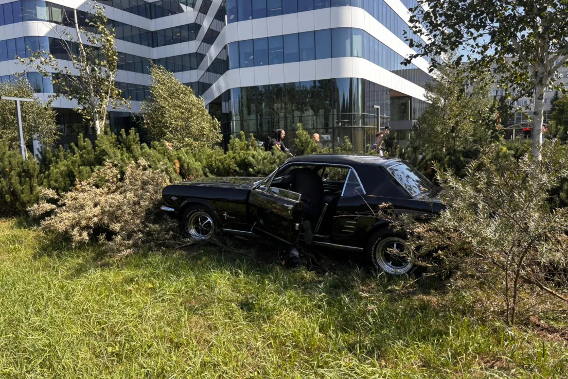 Samochód wypadł z drogi na Al. Powstania Warszawskiego