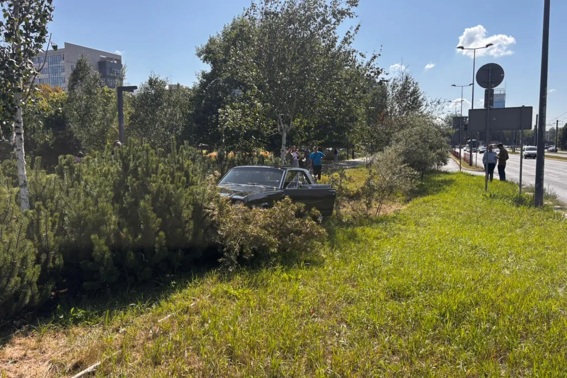 Samochód wypadł z drogi na Al. Powstania Warszawskiego