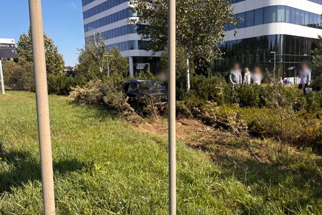 Samochód wypadł z drogi na Al. Powstania Warszawsskiego