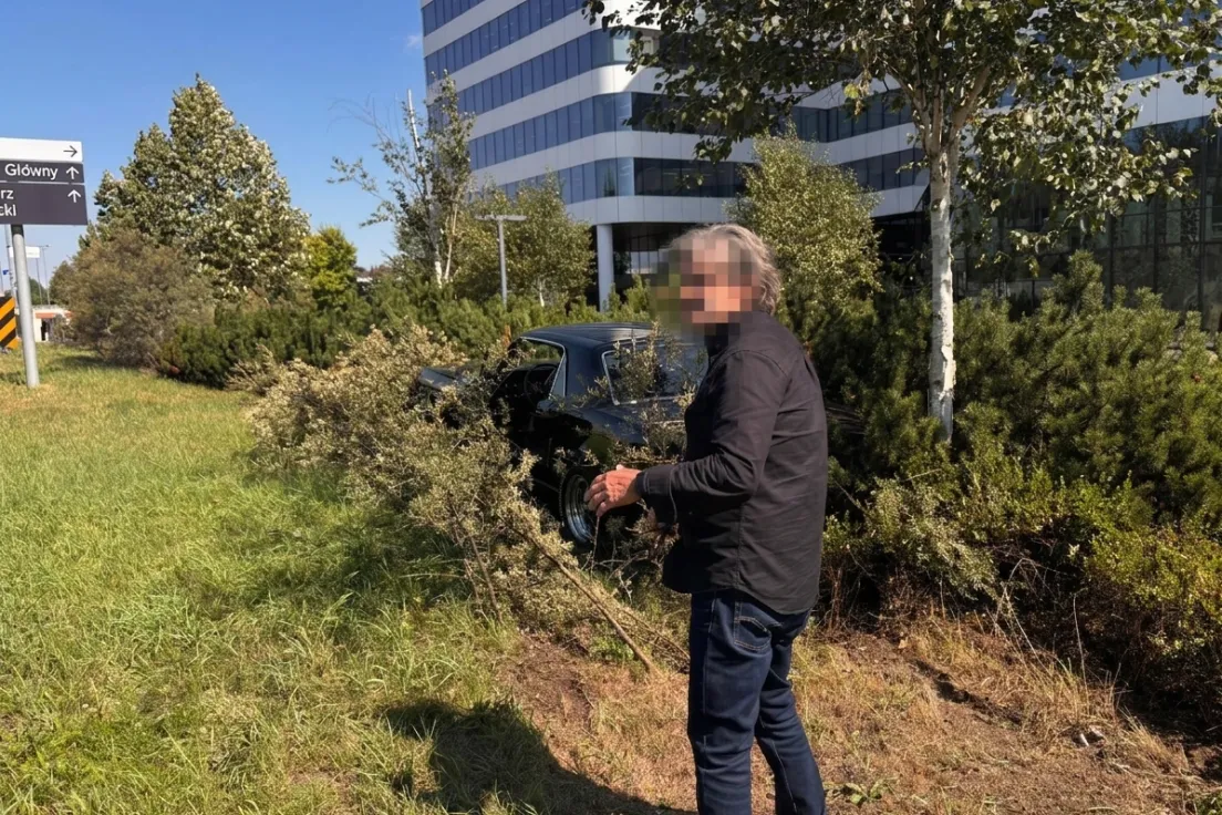 Samochód wypadł z jezdni na Al. Powstania Warszawskiego