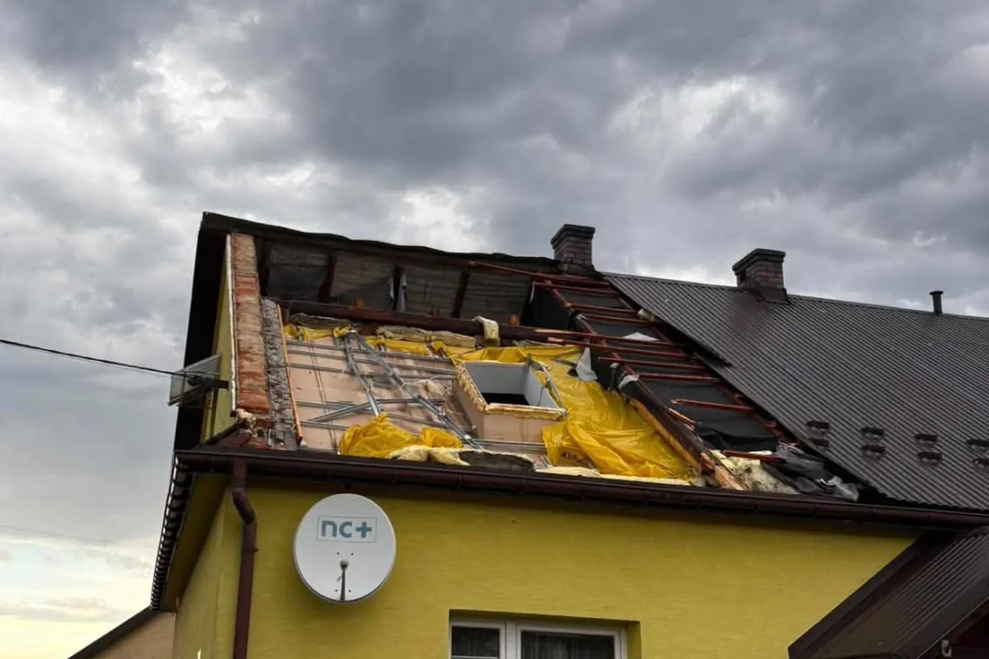 Połamane drzewa i uszkodzone dachy w powiecie myślenickim