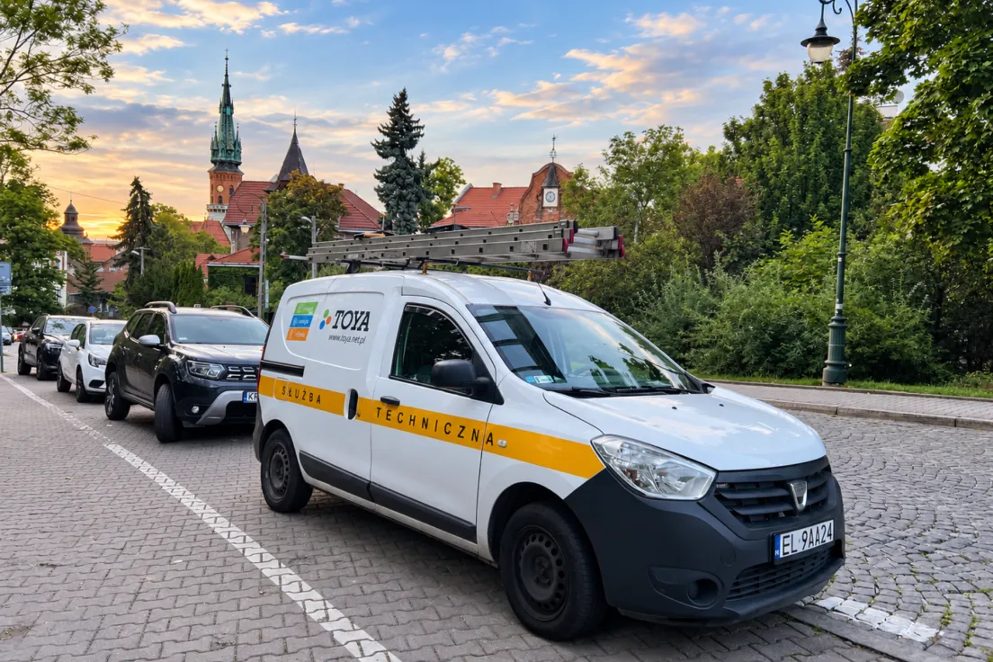 Technik TOYA przy samochodzie służby technicznej w Krakowie
