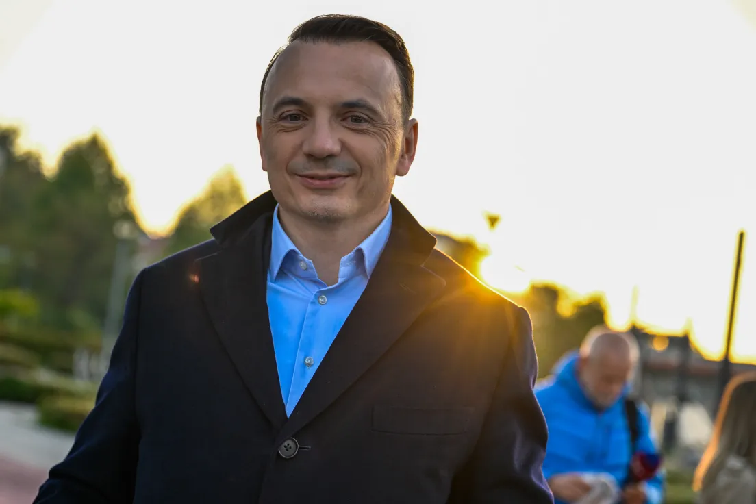 Rozdawanie obwarzanków przez kandydata na prezydenta miasta po wygranej pierwszej turze wyborów.