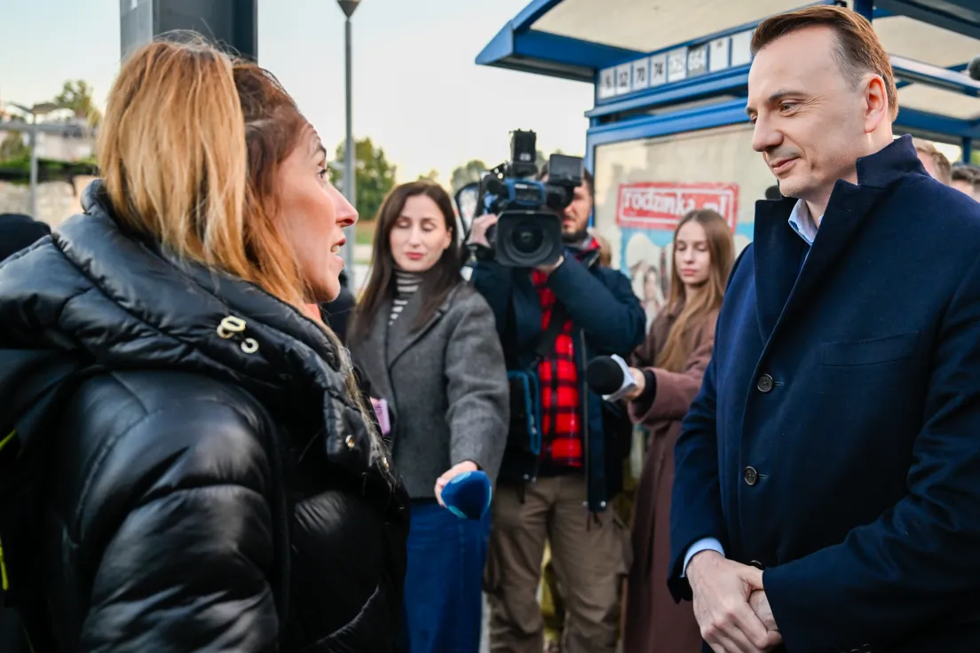 Rozdawanie obwarzanków przez kandydata na prezydenta miasta po wygranej pierwszej turze wyborów.