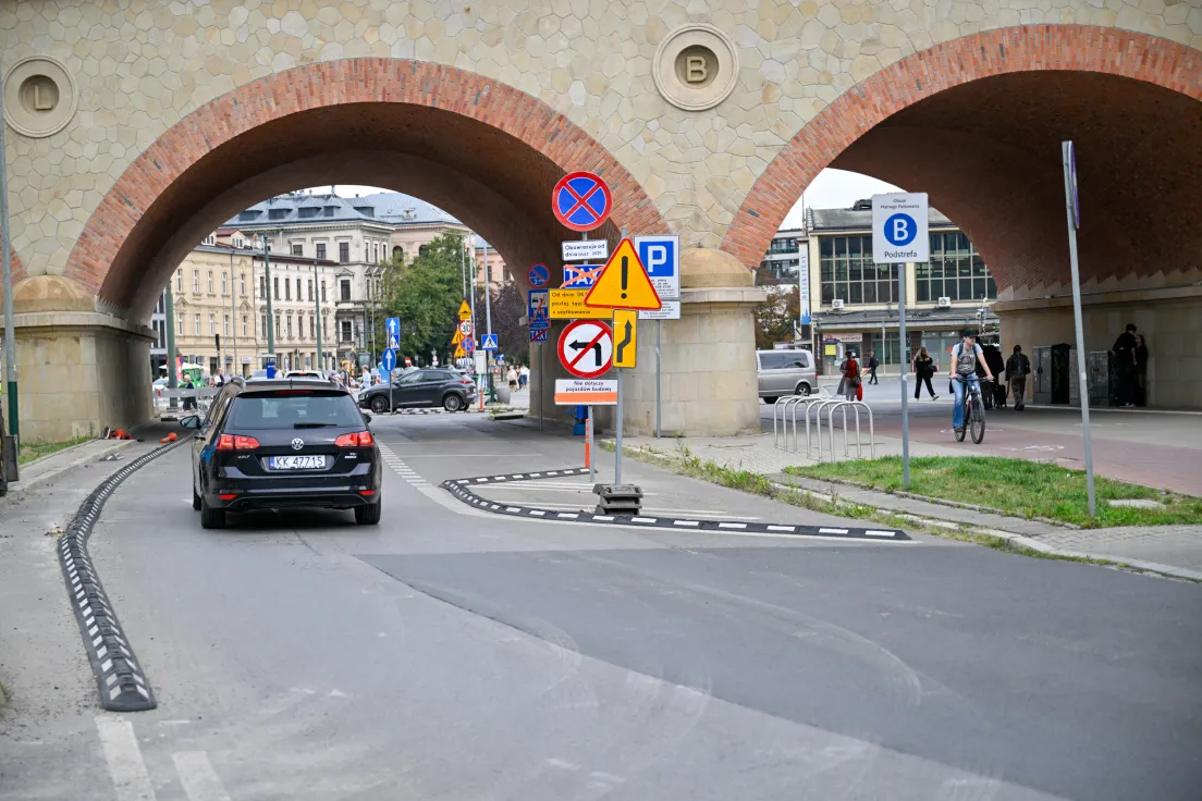 Ścieżka rowerowa pod wiaduktem kolejowym na ul. Grzegórzeckiej