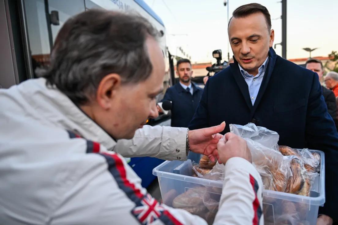 Rozdawanie obwarzanków przez kandydata na prezydenta miasta po wygranej pierwszej turze wyborów.