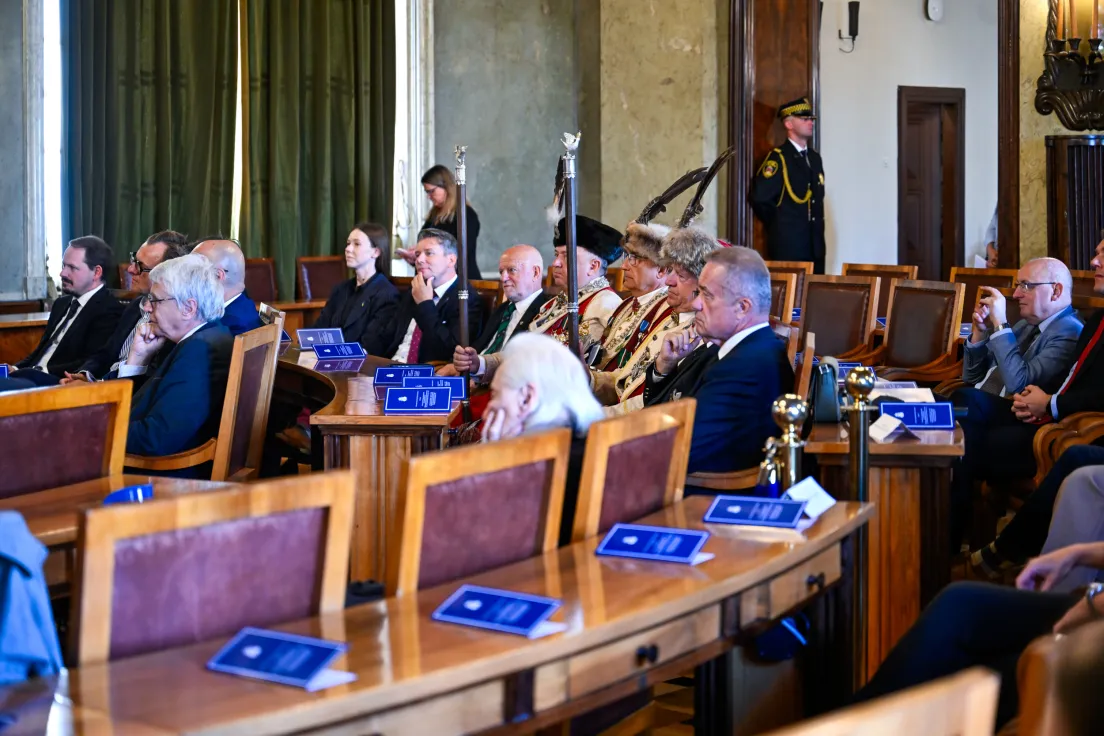 Wręczenie medalu Cracoviae Merenti dla portu lotniczego Balice podczas uroczystej sesji rady miasta