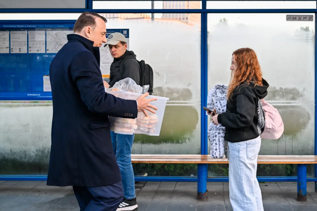 Rozdawanie obwarzanków przez kandydata na prezydenta miasta po wygranej pierwszej turze wyborów.