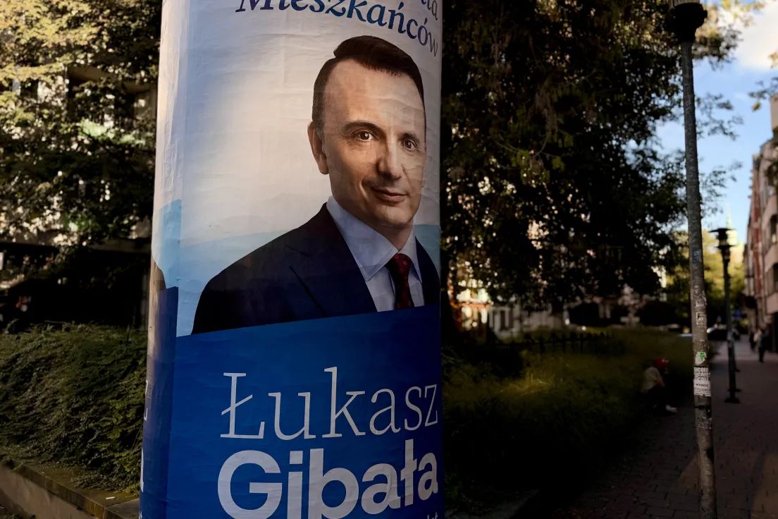Słup reklamowy z banerem Łukasza Gibały