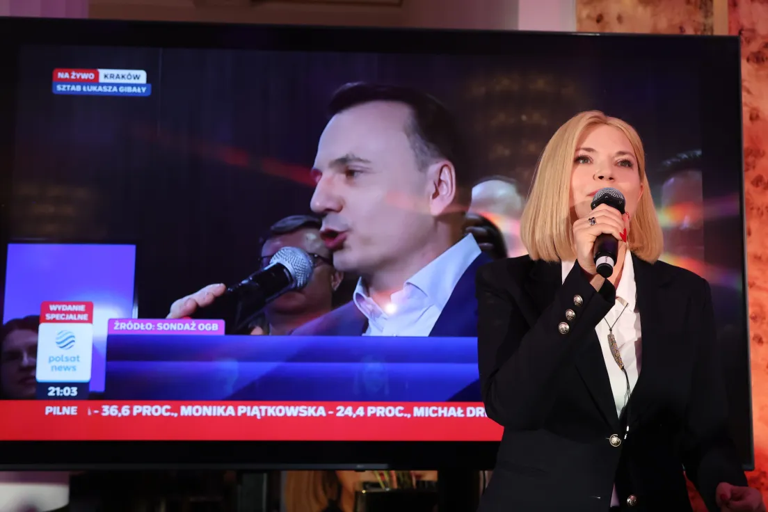 Monika Piątkowska a w tle Łukasz Gibała
