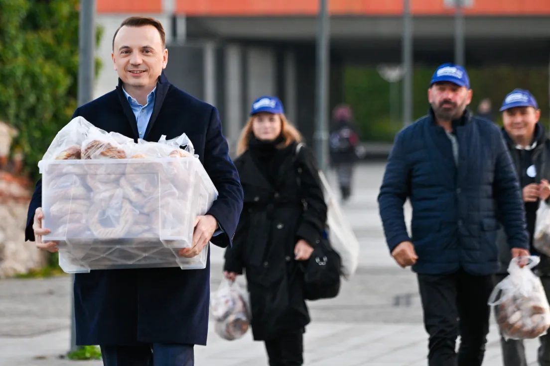 Rozdawanie obwarzanków przez kandydata na prezydenta miasta po wygranej pierwszej turze wyborów.