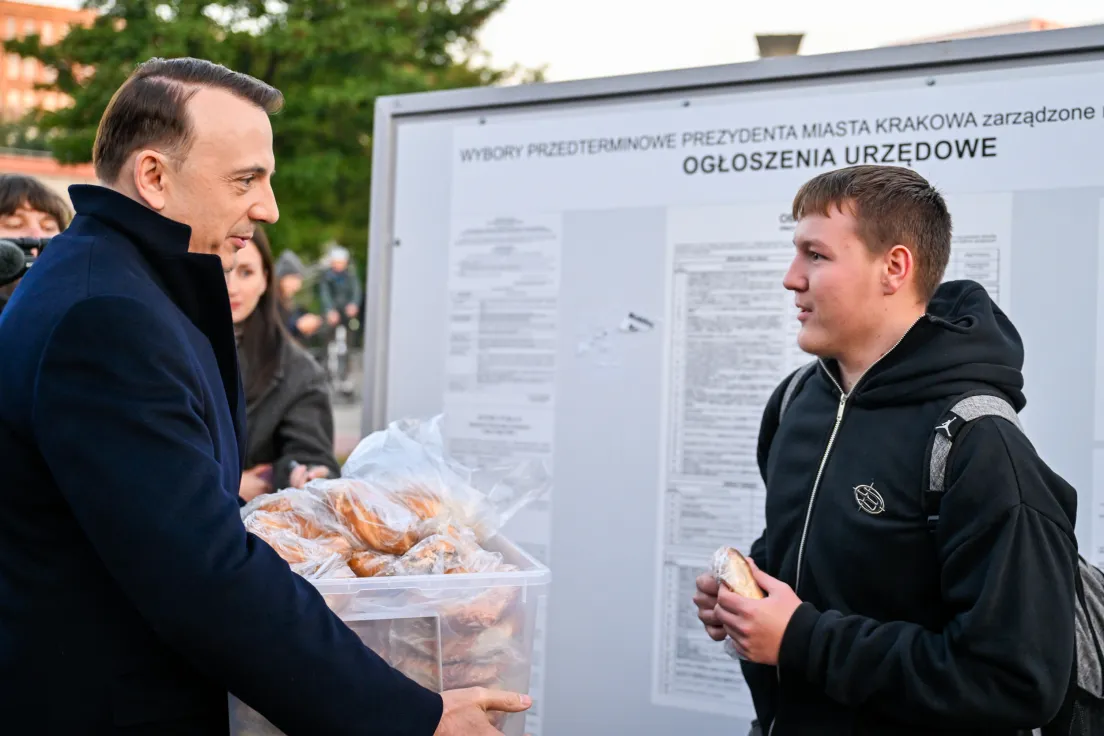 Rozdawanie obwarzanków przez kandydata na prezydenta miasta po wygranej pierwszej turze wyborów.