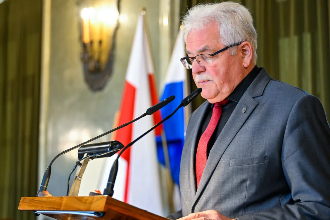 Wręczenie medalu Cracoviae Merenti dla portu lotniczego Balice podczas uroczystej sesji rady miasta
