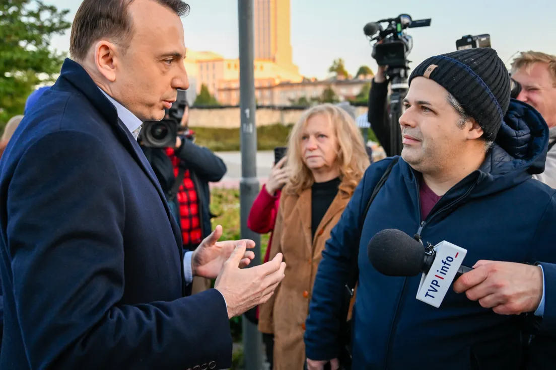 Rozdawanie obwarzanków przez kandydata na prezydenta miasta po wygranej pierwszej turze wyborów.