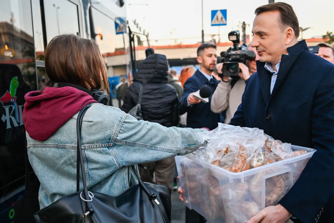 Rozdawanie obwarzanków przez kandydata na prezydenta miasta po wygranej pierwszej turze wyborów.