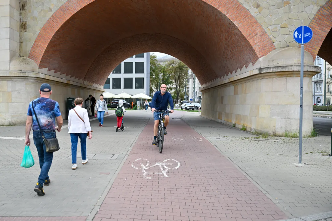 Ścieżka rowerowa pod wiaduktem kolejowym na ul. Grzegórzeckiej